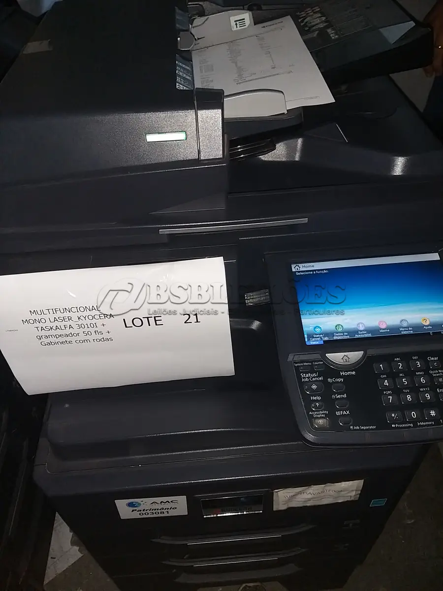 LOTE 021 - 04 MULTIFUNCIONAL MONO LASER_KYOCERA TASKALFA 3010I + GRAMPEADOR 50 FLS + GABINETE COM RODAS (NO ESTADO)