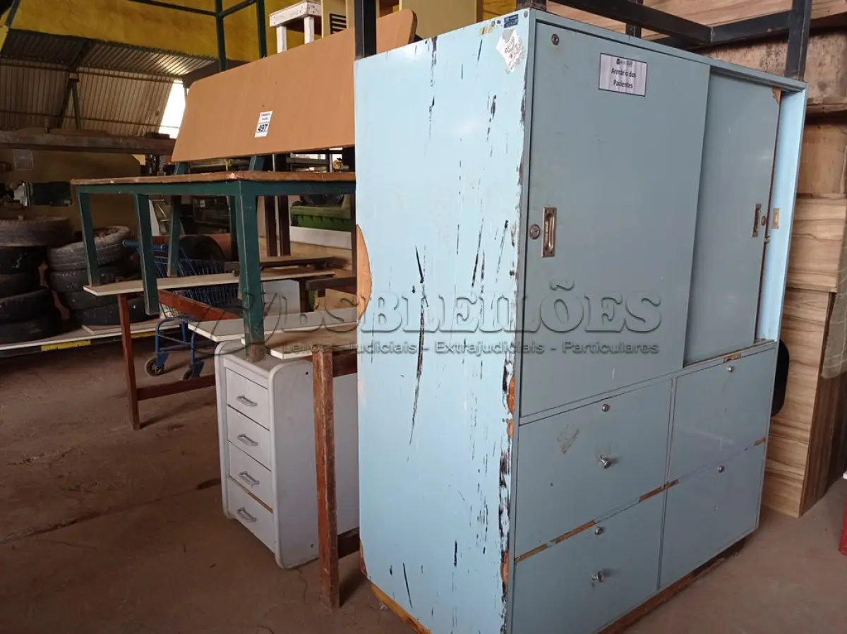 LOTE 497 - 03 MESAS, 01 BANCO, 01 ARMÁRIO EM MADEIRA E 01 GAVETEIRO. (NO ESTADO) ATENÇÃO! FAZER A VISITAÇÃO ANTES DE ARREMATAR, NÃO SABEMOS SE FUNCIONA. LEILÃO NÃO TEM GARANTIA E NEM DEVOLUÇÃO, SUJEITO A POSSÍVEIS AVARIAS VISÍVEIS/OCULTAS E/OU AUSÊNCIA DE COMPONENTES.