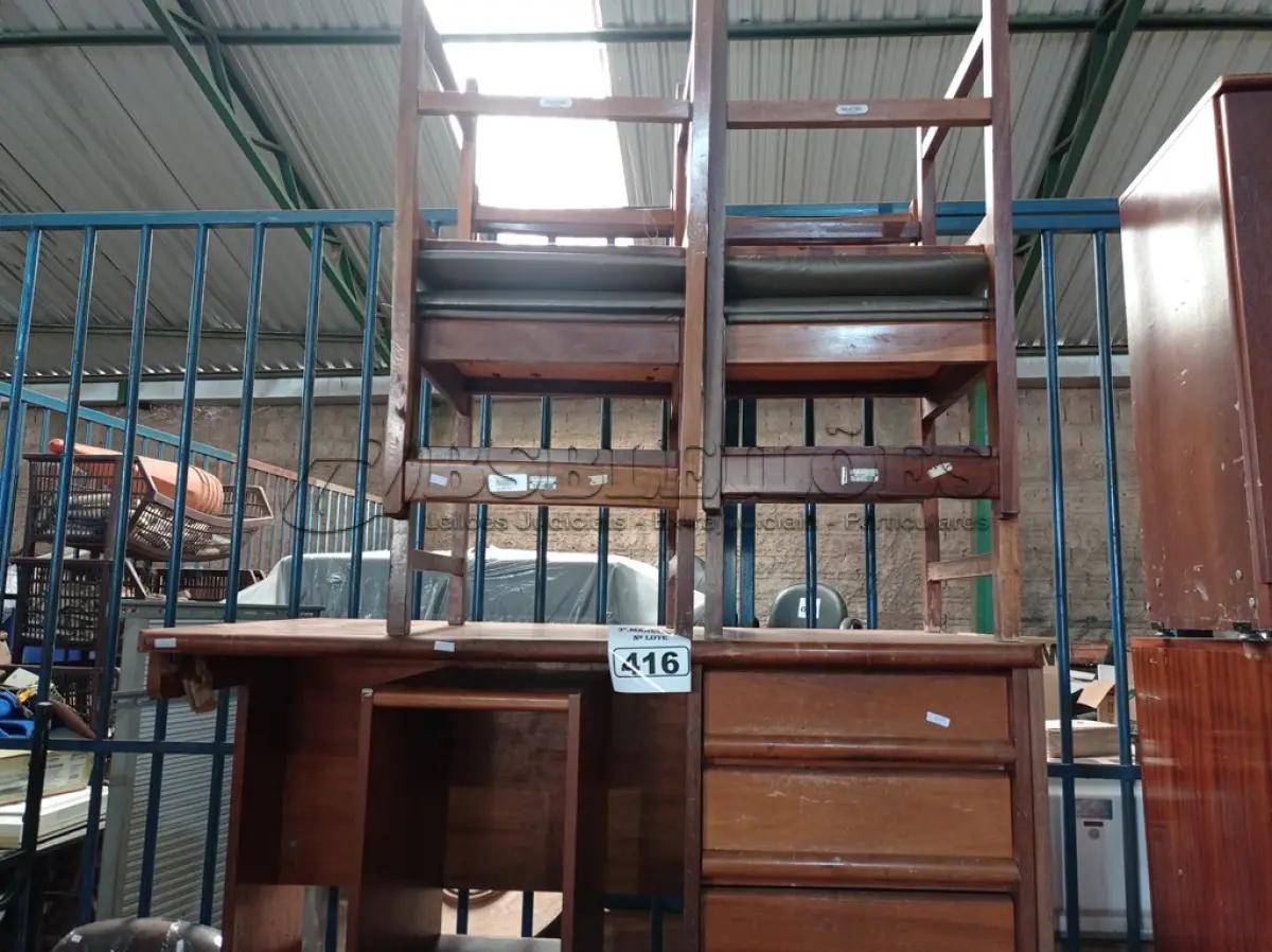 LOTE 416 - 02 MESAS E 05 CADEIRAS EM MADEIRA. (NO ESTADO) ATENÇÃO! FAZER A VISITAÇÃO ANTES DE ARREMATAR, NÃO SABEMOS SE FUNCIONA. LEILÃO NÃO TEM GARANTIA E NEM DEVOLUÇÃO, SUJEITO A POSSÍVEIS AVARIAS VISÍVEIS/OCULTAS E/OU AUSÊNCIA DE COMPONENTES.
