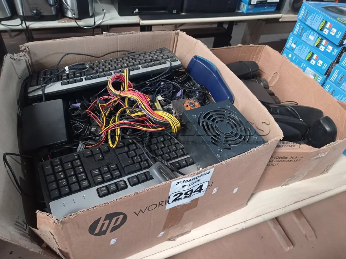LOTE 294 - 01 LOTE COM VÁRIAS CAIXINHAS DE SOM PARA PC, TECLADOS, CABOS E PERIFÉRICO DIVERSOS. (NO ESTADO) ATENÇÃO! FAZER A VISITAÇÃO ANTES DE ARREMATAR, NÃO SABEMOS SE FUNCIONA. LEILÃO NÃO TEM GARANTIA E NEM DEVOLUÇÃO, SUJEITO A POSSÍVEIS AVARIAS VISÍVEIS/OCULTAS E/OU AUSÊNCIA DE COMPONENTES.