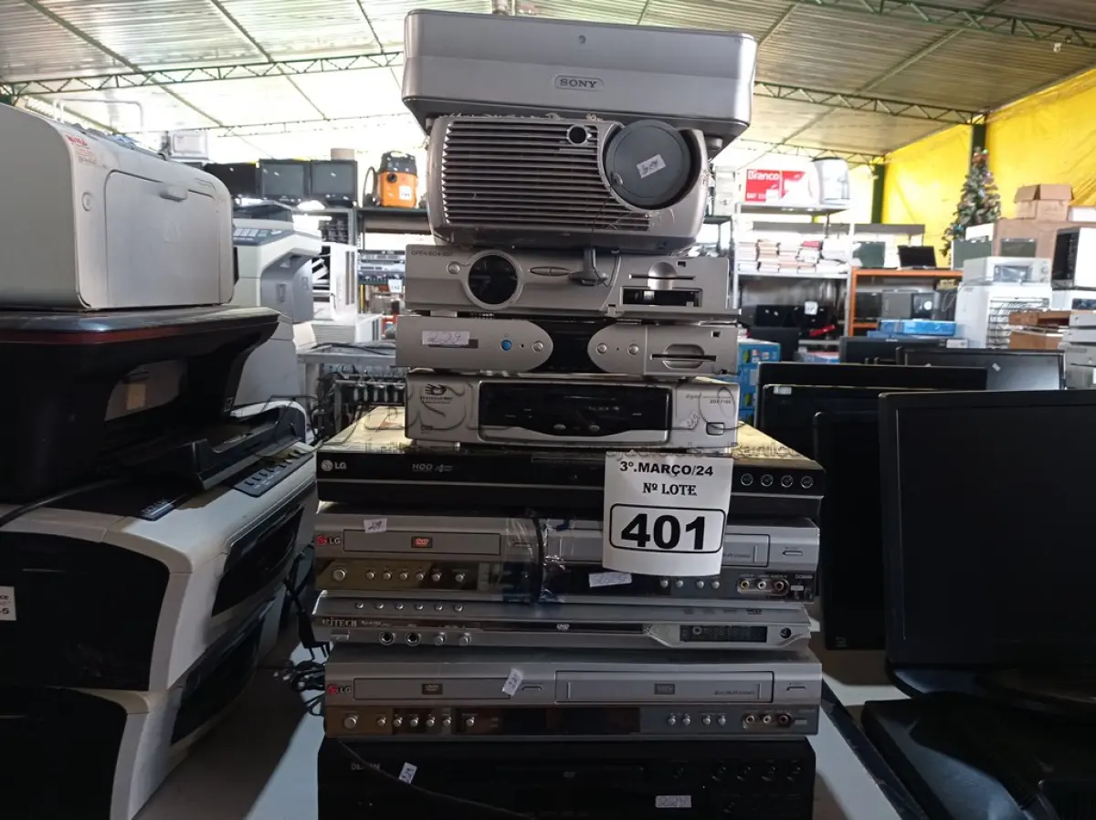 LOTE 401 - 05 APARELHOS DE DVD, 03 RECEPTORES DIGITAL E 02 PROJETORES MULTIMIDIA MARCAS E MODELOS DIVERSOS. (NO ESTADO) ATENÇÃO! FAZER A VISITAÇÃO ANTES DE ARREMATAR, NÃO SABEMOS SE FUNCIONA. LEILÃO NÃO TEM GARANTIA E NEM DEVOLUÇÃO, SUJEITO A POSSÍVEIS AVARIAS VISÍVEIS/OCULTAS E/OU AUSÊNCIA DE COMPONENTES.