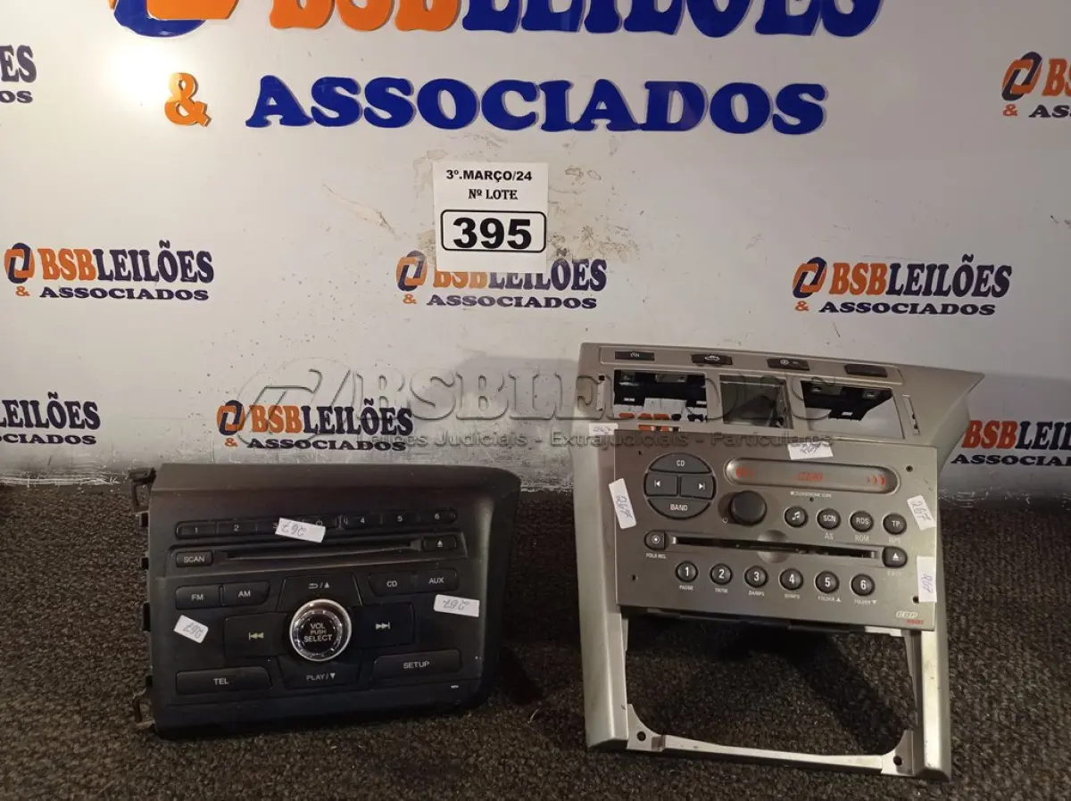 LOTE 395 - 02 CENTRAIS MULTIMIDIA MARCAS E MODELOS DIVERSOS. (NO ESTADO) ATENÇÃO! FAZER A VISITAÇÃO ANTES DE ARREMATAR, NÃO SABEMOS SE FUNCIONA. LEILÃO NÃO TEM GARANTIA E NEM DEVOLUÇÃO, SUJEITO A POSSÍVEIS AVARIAS VISÍVEIS/OCULTAS E/OU AUSÊNCIA DE COMPONENTES.
