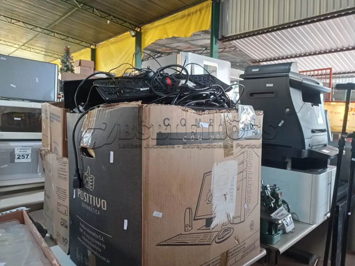 LOTE 316 - 01 LOTE COM MÁSCARAS DE PROTEÇÃO, CABOS, TECLADOS PARA PC E PERIFÉRICOS DIVERSOS. (NO ESTADO) ATENÇÃO! FAZER A VISITAÇÃO ANTES DE ARREMATAR, NÃO SABEMOS SE FUNCIONA. LEILÃO NÃO TEM GARANTIA E NEM DEVOLUÇÃO, SUJEITO A POSSÍVEIS AVARIAS VISÍVEIS/OCULTAS E/OU AUSÊNCIA DE COMPONENTES.
