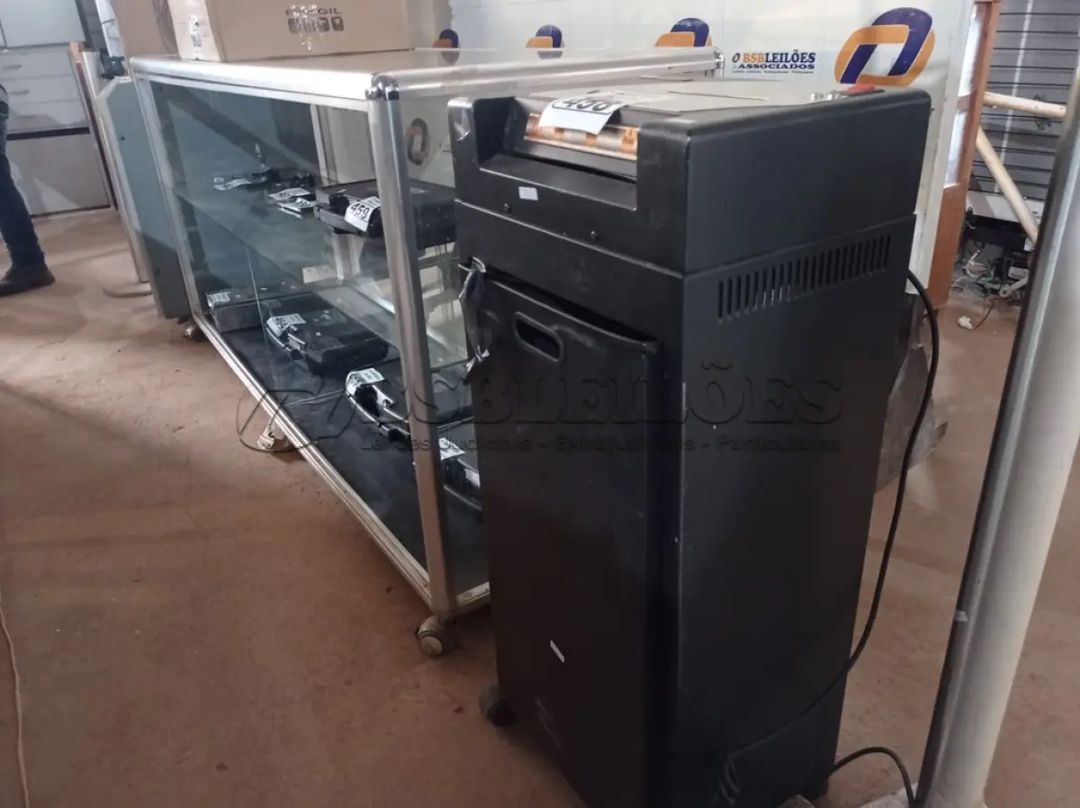 LOTE 458 - 01 FRAGMENTADORA DE PAPEL. (NO ESTADO) ATENÇÃO! FAZER A VISITAÇÃO ANTES DE ARREMATAR, NÃO SABEMOS SE FUNCIONA. LEILÃO NÃO TEM GARANTIA E NEM DEVOLUÇÃO, SUJEITO A POSSÍVEIS AVARIAS VISÍVEIS/OCULTAS E/OU AUSÊNCIA DE COMPONENTES.