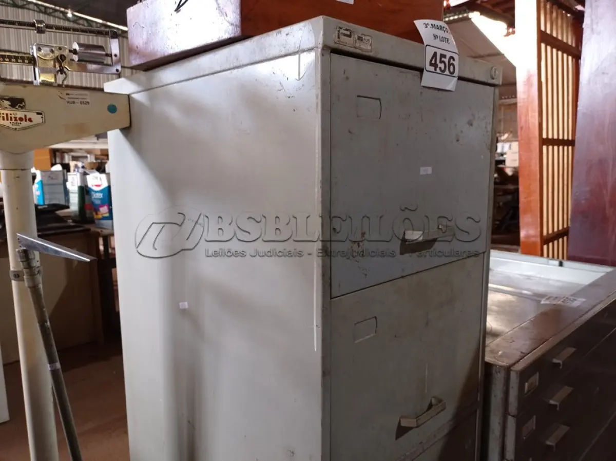 LOTE 456 - 01 ARMÁRIO DE AÇO COM 04 GAVETAS E VÁRIOS CABOS, TECLADOS E PERIFÉRICOS DIVERSOS. (NO ESTADO) ATENÇÃO! FAZER A VISITAÇÃO ANTES DE ARREMATAR, NÃO SABEMOS SE FUNCIONA. LEILÃO NÃO TEM GARANTIA E NEM DEVOLUÇÃO, SUJEITO A POSSÍVEIS AVARIAS VISÍVEIS/OCULTAS E/OU AUSÊNCIA DE COMPONENTES.