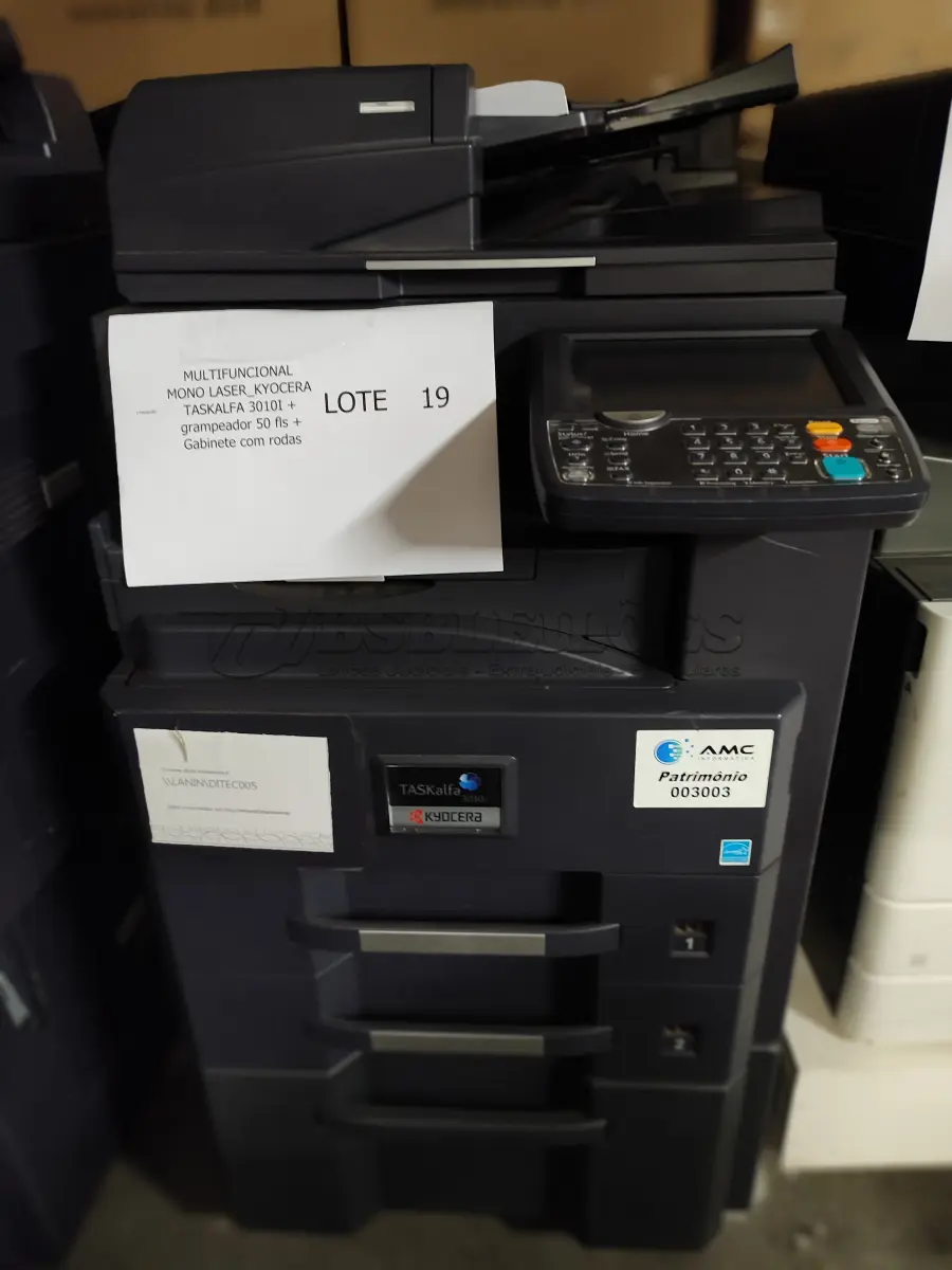 LOTE 019 - 02 MULTIFUNCIONAL MONO LASER_KYOCERA TASKALFA 3010I + GRAMPEADOR 50 FLS + GABINETE COM RODAS (NO ESTADO)