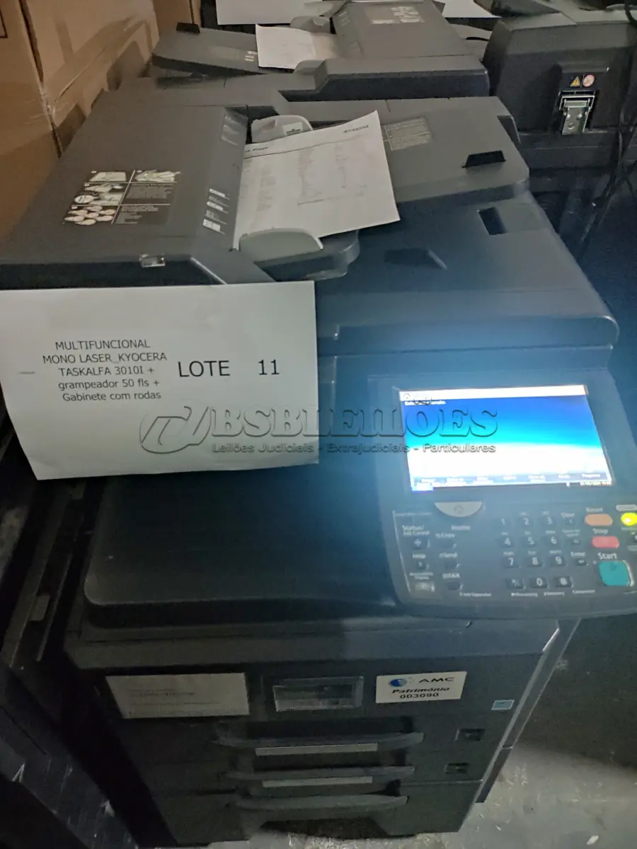 LOTE 011 - 03 MULTIFUNCIONAL MONO LASER_KYOCERA TASKALFA 3010I + GRAMPEADOR 50 FLS + GABINETE COM RODAS (NO ESTADO)