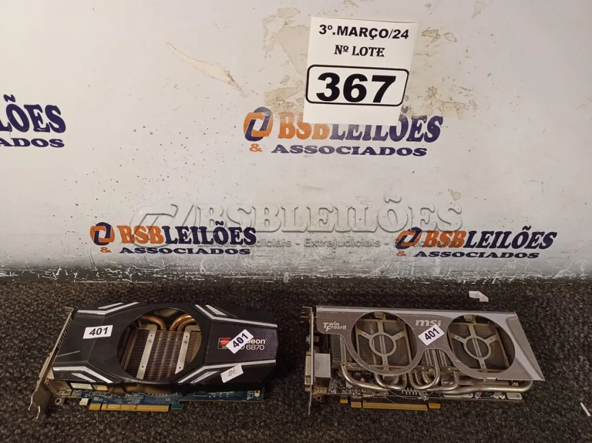 LOTE 367 - 02 PLACAS DE VÍDEO MARCAS E MODELOS DIVERSOS. (NO ESTADO) ATENÇÃO! FAZER A VISITAÇÃO ANTES DE ARREMATAR, NÃO SABEMOS SE FUNCIONA. LEILÃO NÃO TEM GARANTIA E NEM DEVOLUÇÃO, SUJEITO A POSSÍVEIS AVARIAS VISÍVEIS/OCULTAS E/OU AUSÊNCIA DE COMPONENTES.
