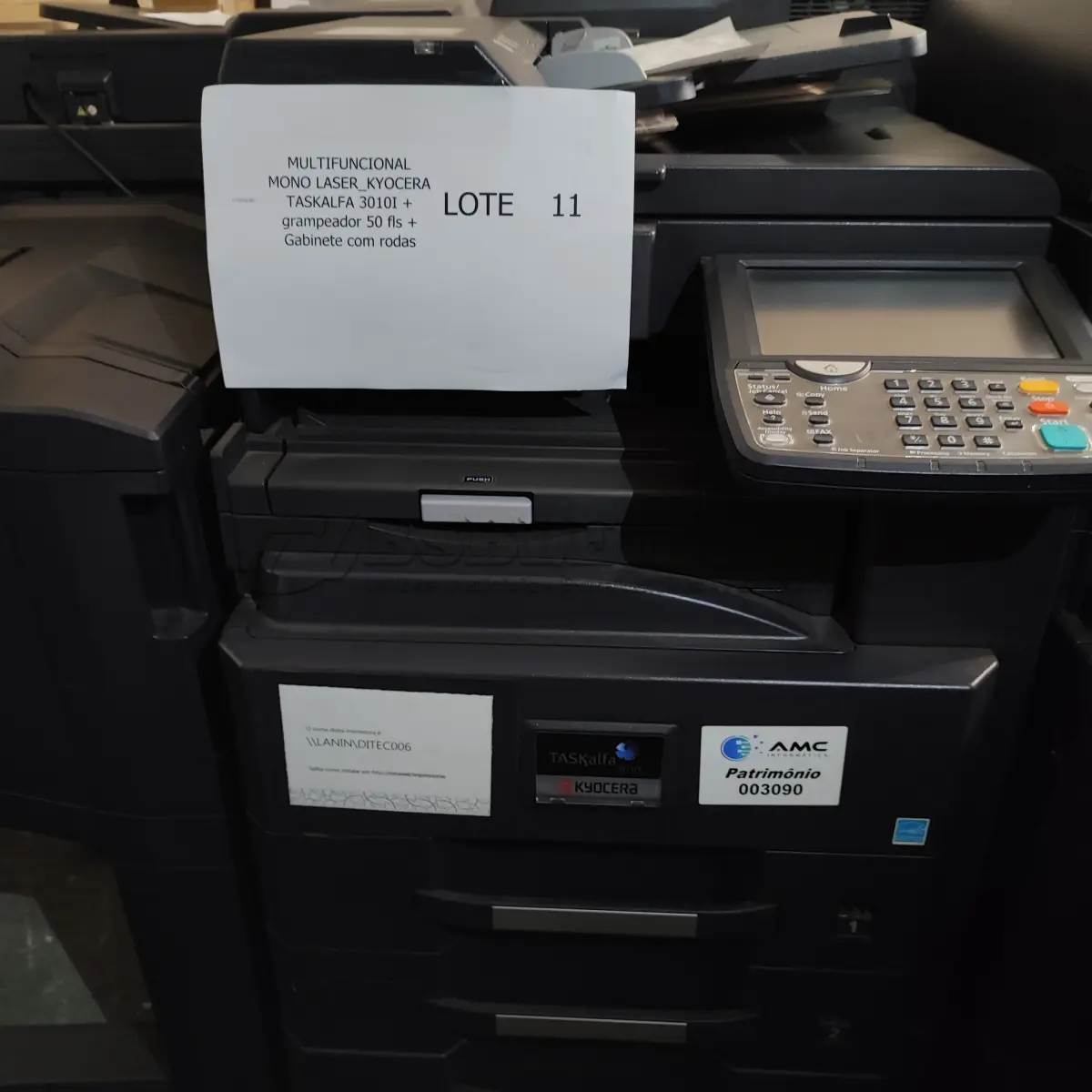 LOTE 011 - 03 MULTIFUNCIONAL MONO LASER_KYOCERA TASKALFA 3010I + GRAMPEADOR 50 FLS + GABINETE COM RODAS (NO ESTADO)