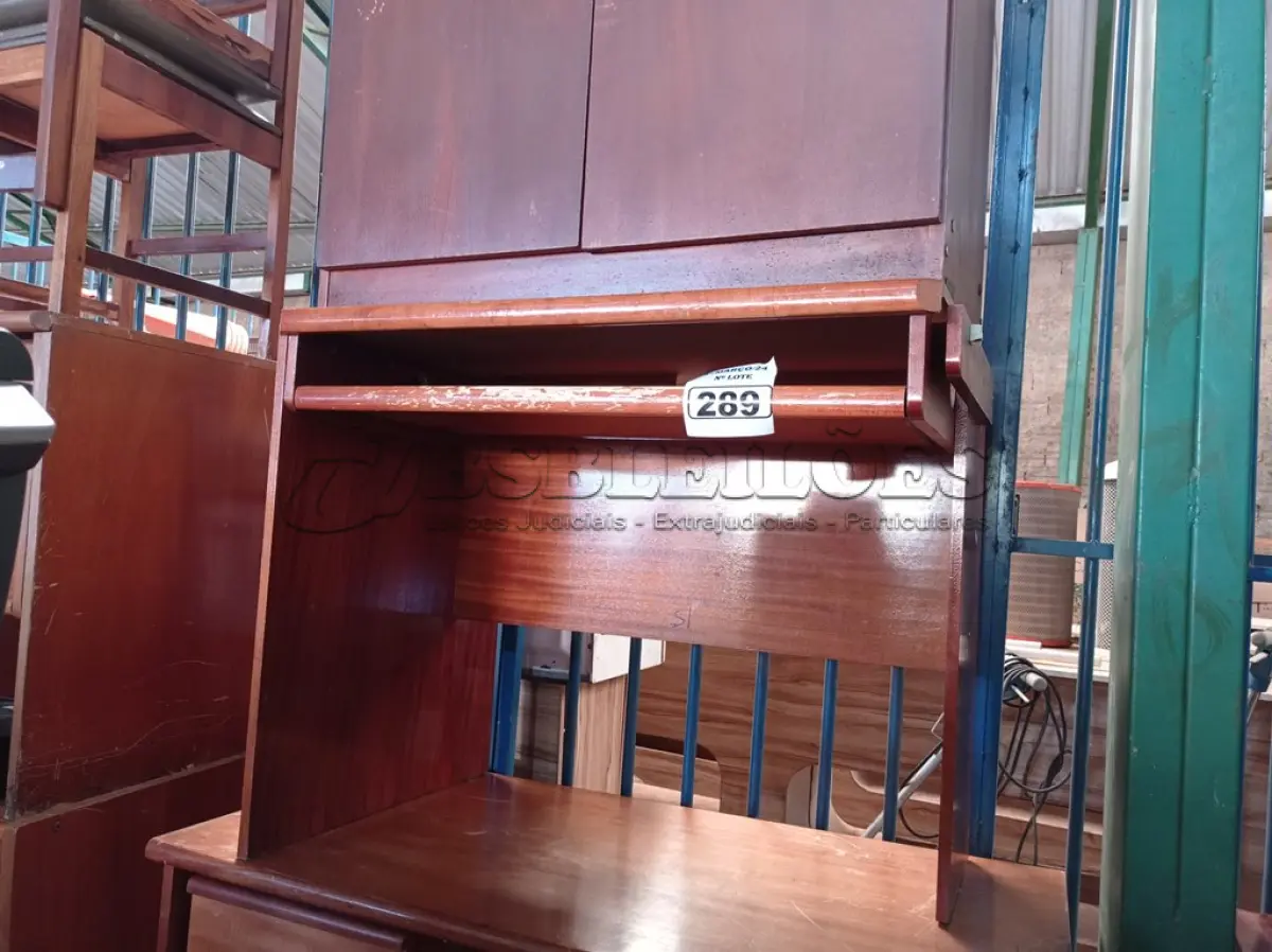 LOTE 289 - 01 ARMÁRIO BAIXO E 02 MESAS EM MADEIRA. (NO ESTADO) ATENÇÃO! FAZER A VISITAÇÃO ANTES DE ARREMATAR, NÃO SABEMOS SE FUNCIONA. LEILÃO NÃO TEM GARANTIA E NEM DEVOLUÇÃO, SUJEITO A POSSÍVEIS AVARIAS VISÍVEIS/OCULTAS E/OU AUSÊNCIA DE COMPONENTES.