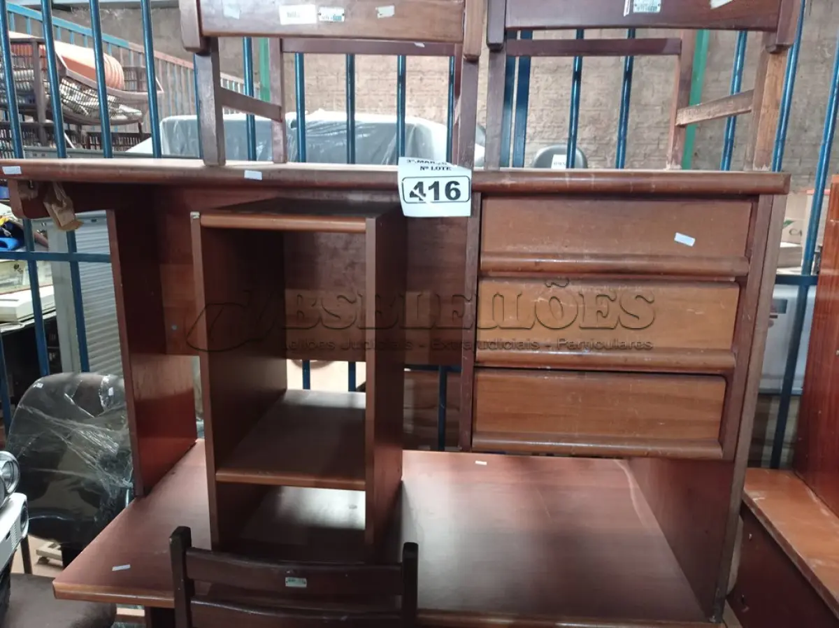 LOTE 416 - 02 MESAS E 05 CADEIRAS EM MADEIRA. (NO ESTADO) ATENÇÃO! FAZER A VISITAÇÃO ANTES DE ARREMATAR, NÃO SABEMOS SE FUNCIONA. LEILÃO NÃO TEM GARANTIA E NEM DEVOLUÇÃO, SUJEITO A POSSÍVEIS AVARIAS VISÍVEIS/OCULTAS E/OU AUSÊNCIA DE COMPONENTES.
