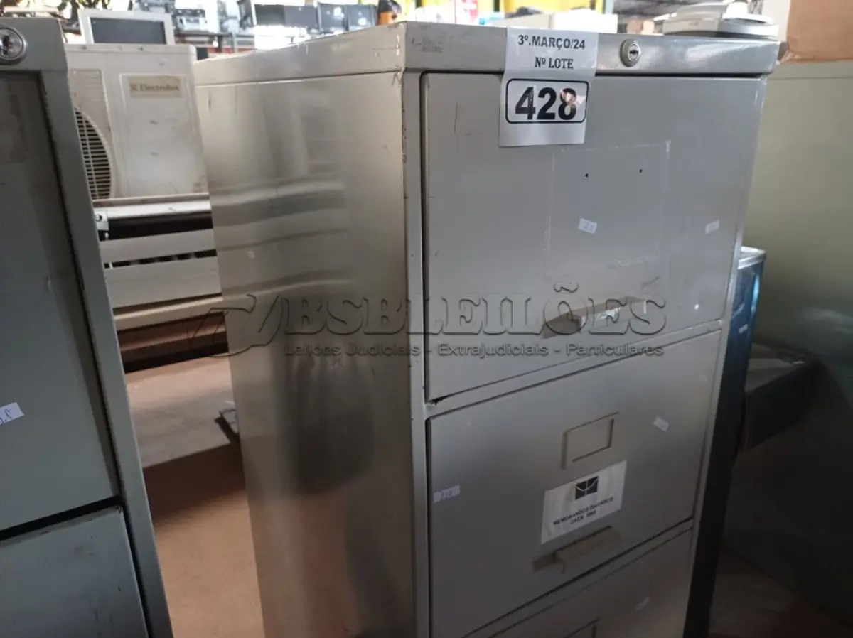LOTE 428 - 01 ARQUIVO DE AÇO COM 04 GAVETAS. (NO ESTADO) ATENÇÃO! FAZER A VISITAÇÃO ANTES DE ARREMATAR, NÃO SABEMOS SE FUNCIONA. LEILÃO NÃO TEM GARANTIA E NEM DEVOLUÇÃO, SUJEITO A POSSÍVEIS AVARIAS VISÍVEIS/OCULTAS E/OU AUSÊNCIA DE COMPONENTES.