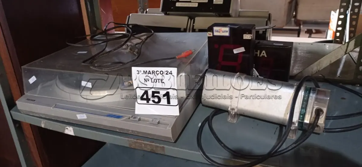 LOTE 451 - 01 TOCA-DISCOS 02 PAINÉIS DE SENHA E 01 CAPACITOR PARA SOM AUTOMOTIVO. (NO ESTADO) ATENÇÃO! FAZER A VISITAÇÃO ANTES DE ARREMATAR, NÃO SABEMOS SE FUNCIONA. LEILÃO NÃO TEM GARANTIA E NEM DEVOLUÇÃO, SUJEITO A POSSÍVEIS AVARIAS VISÍVEIS/OCULTAS E/OU AUSÊNCIA DE COMPONENTES.