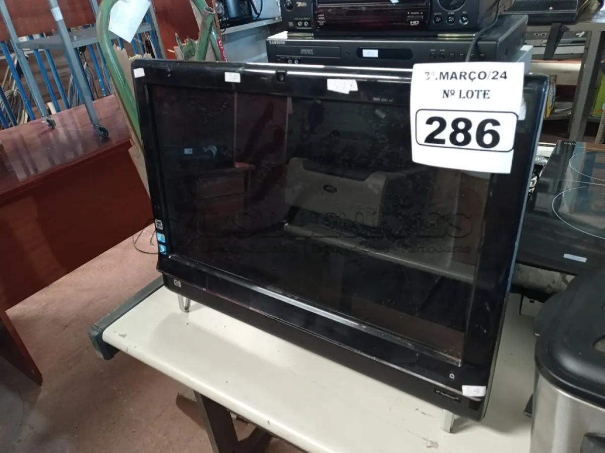 LOTE 286 - 01 COMPUTADOR ALL IN ONE MARCA HP. (NO ESTADO) ATENÇÃO! FAZER A VISITAÇÃO ANTES DE ARREMATAR, NÃO SABEMOS SE FUNCIONA. LEILÃO NÃO TEM GARANTIA E NEM DEVOLUÇÃO, SUJEITO A POSSÍVEIS AVARIAS VISÍVEIS/OCULTAS E/OU AUSÊNCIA DE COMPONENTES.