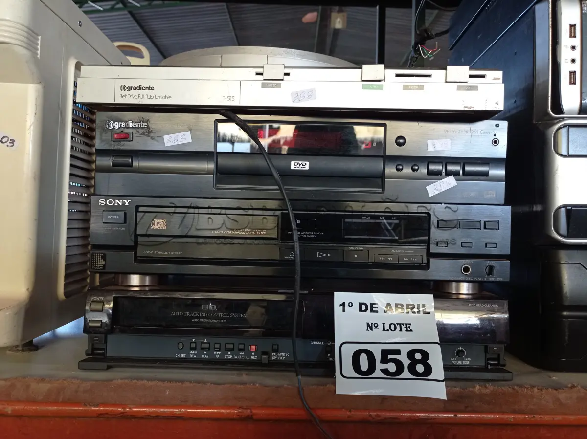 LOTE 058 - 02 TOCAS CDS, 01 VIDEOCASSETE E 01 TOCA-DISCOS MARCAS E MODELOS DIVERSOS. (NO ESTADO) ATENÇÃO! FAZER A VISITAÇÃO ANTES DE ARREMATAR, NÃO SABEMOS SE FUNCIONA. LEILÃO NÃO TEM GARANTIA E NEM DEVOLUÇÃO, SUJEITO A POSSÍVEIS AVARIAS VISÍVEIS/OCULTAS E/OU AUSÊNCIA DE COMPONENTES.