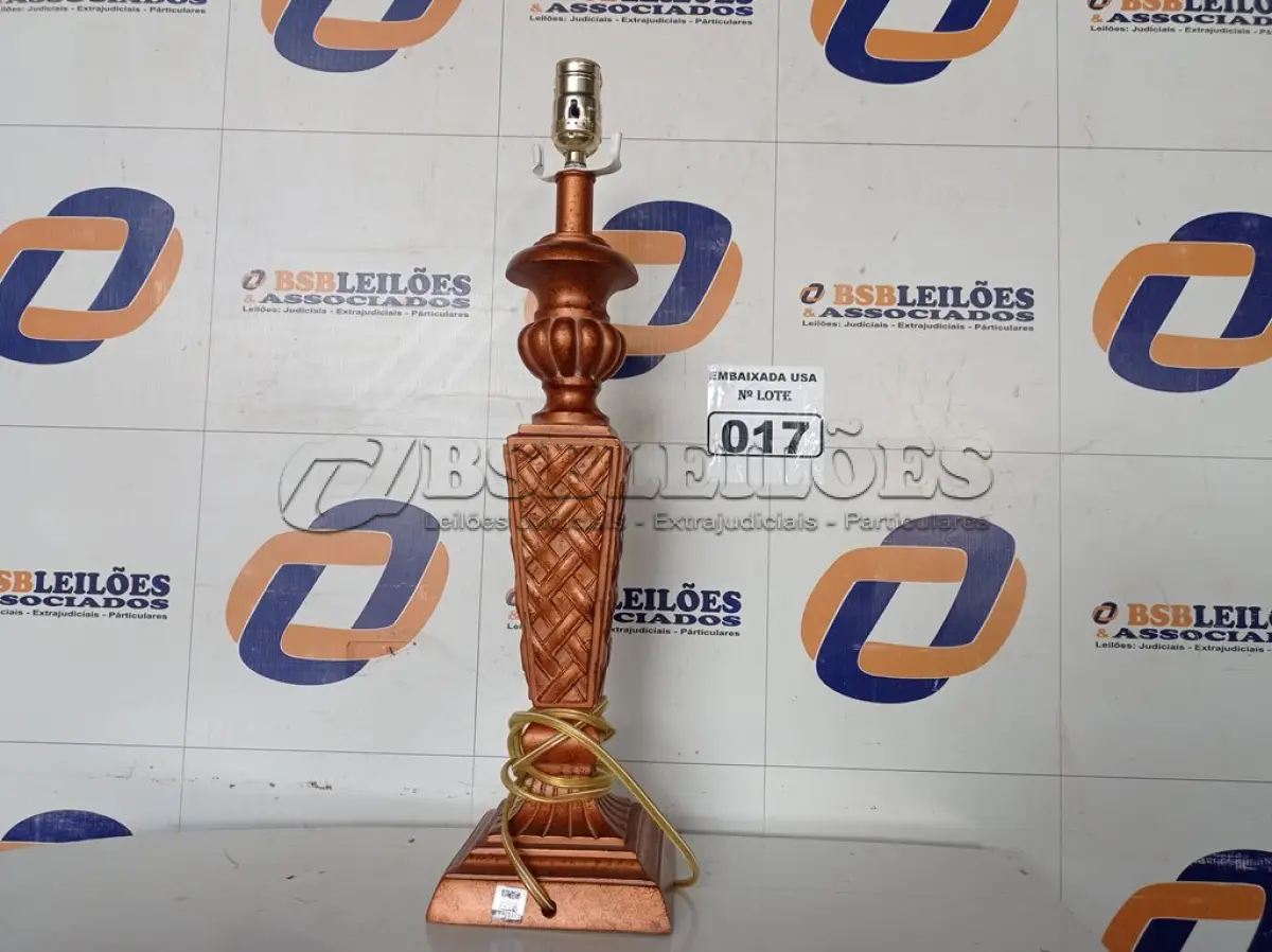 LOTE 017 - 01 ABAJUR SEM LÂMPADA E SEM CUPULA 220V. (LAMPSHADE) (NO ESTADO) BB7846F