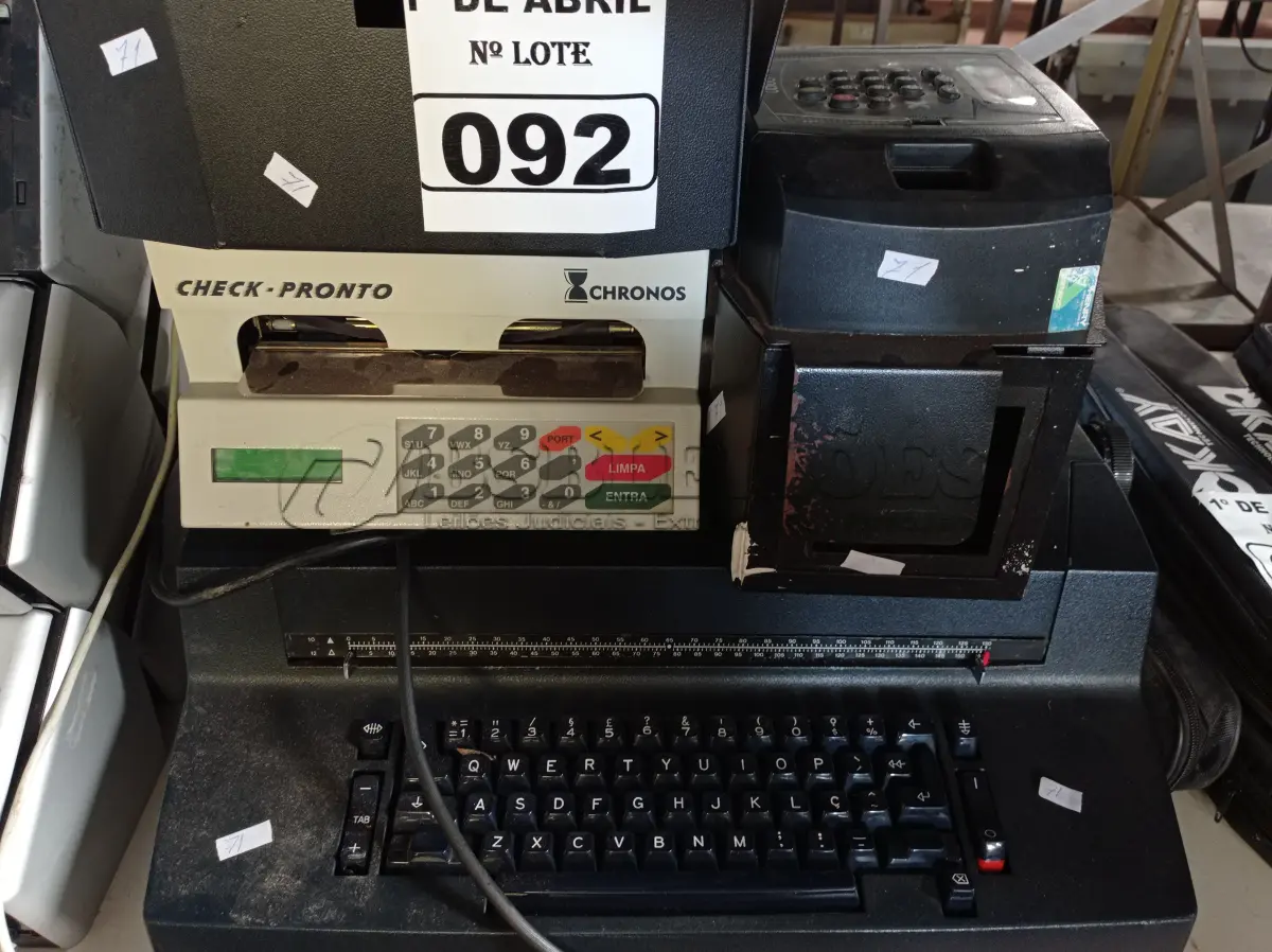 LOTE 092 - 01 MÁQUINA DE ESCREVER, 02 RELÓGIOS DE PONTO E 01 IMPRESSORA DE CHEQUES. (NO ESTADO) ATENÇÃO! FAZER A VISITAÇÃO ANTES DE ARREMATAR, NÃO SABEMOS SE FUNCIONA. LEILÃO NÃO TEM GARANTIA E NEM DEVOLUÇÃO, SUJEITO A POSSÍVEIS AVARIAS VISÍVEIS/OCULTAS E/OU AUSÊNCIA DE COMPONENTES.
