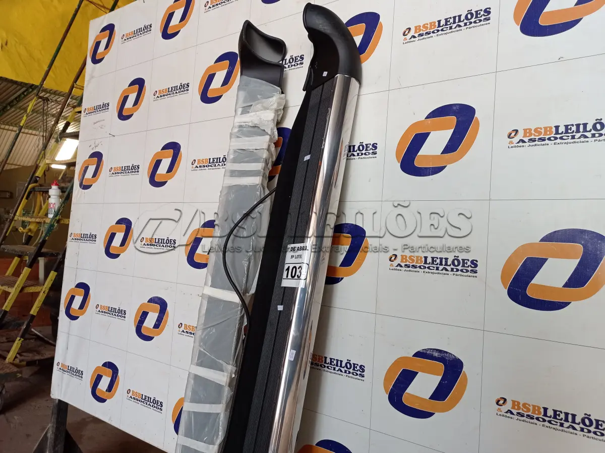 LOTE 103 - 01 PAR DE ESTRIBOS. (NO ESTADO) ATENÇÃO! FAZER A VISITAÇÃO ANTES DE ARREMATAR, NÃO SABEMOS SE FUNCIONA. LEILÃO NÃO TEM GARANTIA E NEM DEVOLUÇÃO, SUJEITO A POSSÍVEIS AVARIAS VISÍVEIS/OCULTAS E/OU AUSÊNCIA DE COMPONENTES.