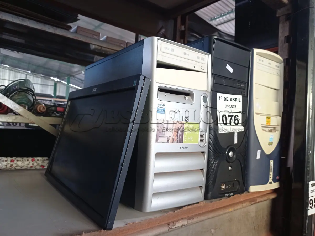 LOTE 076 - 03 CPU’S E 01 MONITOR MARCAS E MODELOS DIVERSOS PARA RETIRADA DE PEÇAS. (NO ESTADO) ATENÇÃO! FAZER A VISITAÇÃO ANTES DE ARREMATAR, NÃO SABEMOS SE FUNCIONA. LEILÃO NÃO TEM GARANTIA E NEM DEVOLUÇÃO, SUJEITO A POSSÍVEIS AVARIAS VISÍVEIS/OCULTAS E/OU AUSÊNCIA DE COMPONENTES.