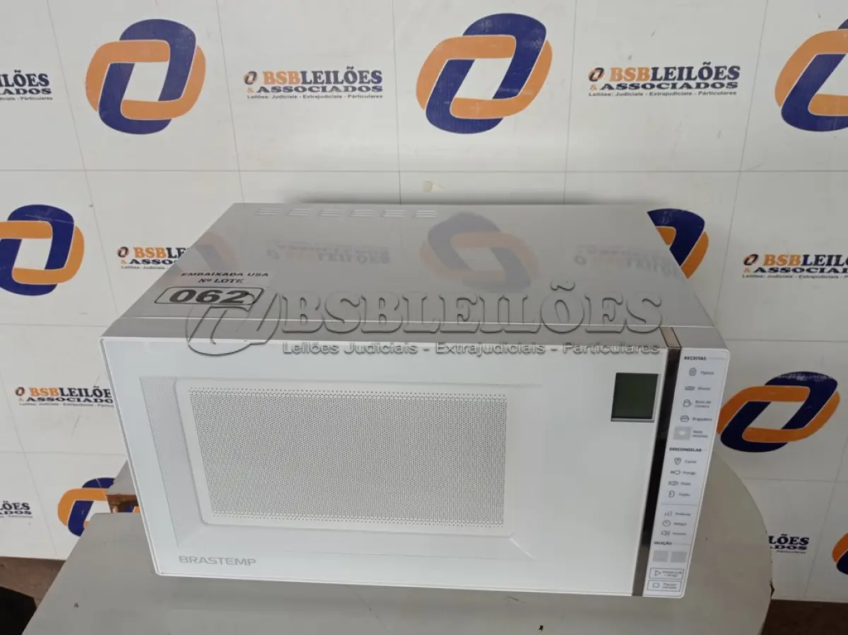 LOTE 062 - 01 MICRO-ONDAS 32L BRASTEMP 220V MODELO: BMS45CBBNA. (MICROWAVE) (NO ESTADO) BH1557K