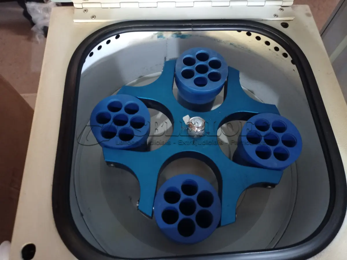 LOTE 166 - 01 CENTRIFUGA PARA LABORATÓRIO. (NO ESTADO) ATENÇÃO! FAZER A VISITAÇÃO ANTES DE ARREMATAR, NÃO SABEMOS SE FUNCIONA. LEILÃO NÃO TEM GARANTIA E NEM DEVOLUÇÃO, SUJEITO A POSSÍVEIS AVARIAS VISÍVEIS/OCULTAS E/OU AUSÊNCIA DE COMPONENTES.