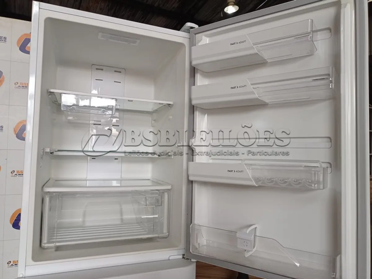 LOTE 037 - 01 REFRIGERADOR ELECTROLUX 220V MODELO: DB53. (REFRIGERATOR) (NO ESTADO) BF8677U