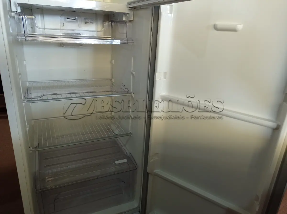 LOTE 157 - 01 GELADEIRA MARCA ELECTROLUX 220. (NO ESTADO) ATENÇÃO! FAZER A VISITAÇÃO ANTES DE ARREMATAR, NÃO SABEMOS SE FUNCIONA. LEILÃO NÃO TEM GARANTIA E NEM DEVOLUÇÃO, SUJEITO A POSSÍVEIS AVARIAS VISÍVEIS/OCULTAS E/OU AUSÊNCIA DE COMPONENTES.