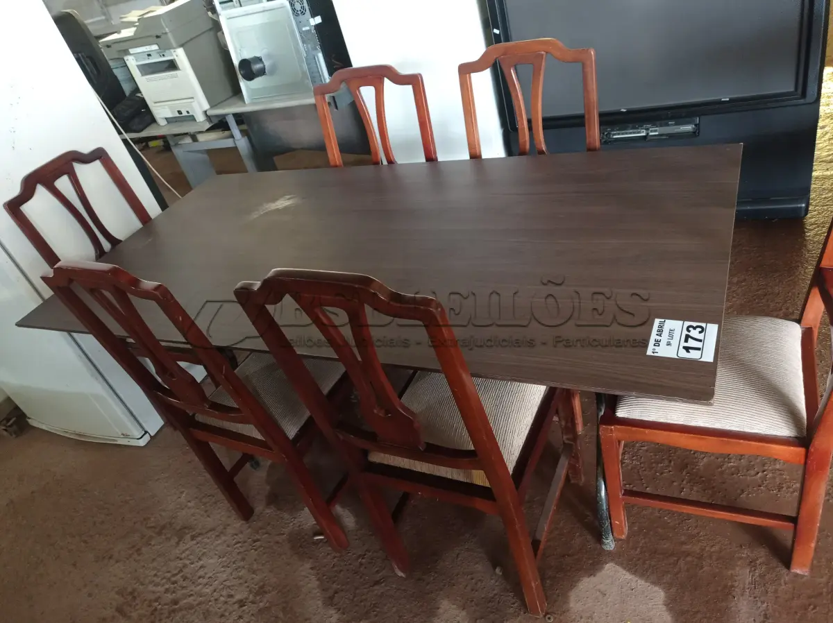 LOTE 173 - 01 MESA  COM TAMPO DE MADEIRA E BASE DE FERRO DOBRÁVEL E 06 CADEIRAS. (NO ESTADO) ATENÇÃO! FAZER A VISITAÇÃO ANTES DE ARREMATAR, NÃO SABEMOS SE FUNCIONA. LEILÃO NÃO TEM GARANTIA E NEM DEVOLUÇÃO, SUJEITO A POSSÍVEIS AVARIAS VISÍVEIS/OCULTAS E/OU AUSÊNCIA DE COMPONENTES.