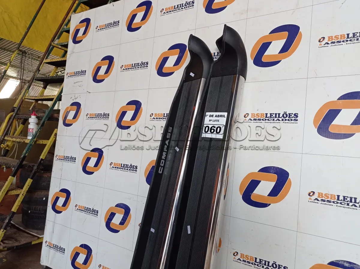 LOTE 060 - 01 PAR DE ESTRIBOS. (NO ESTADO) ATENÇÃO! FAZER A VISITAÇÃO ANTES DE ARREMATAR, NÃO SABEMOS SE FUNCIONA. LEILÃO NÃO TEM GARANTIA E NEM DEVOLUÇÃO, SUJEITO A POSSÍVEIS AVARIAS VISÍVEIS/OCULTAS E/OU AUSÊNCIA DE COMPONENTES.