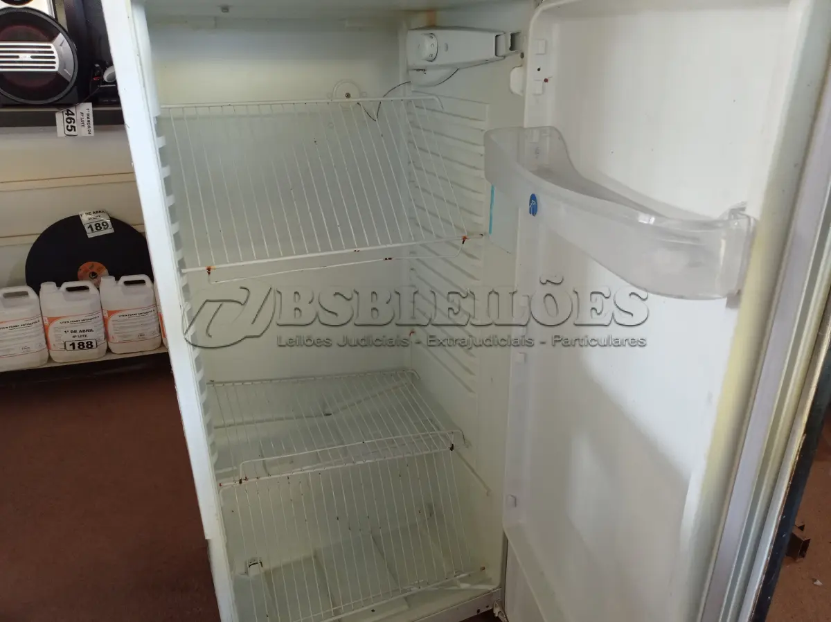 LOTE 192 - 01 GELADEIRA MARCA DAKO 220V. (NO ESTADO) ATENÇÃO! FAZER A VISITAÇÃO ANTES DE ARREMATAR, NÃO SABEMOS SE FUNCIONA. LEILÃO NÃO TEM GARANTIA E NEM DEVOLUÇÃO, SUJEITO A POSSÍVEIS AVARIAS VISÍVEIS/OCULTAS E/OU AUSÊNCIA DE COMPONENTES.