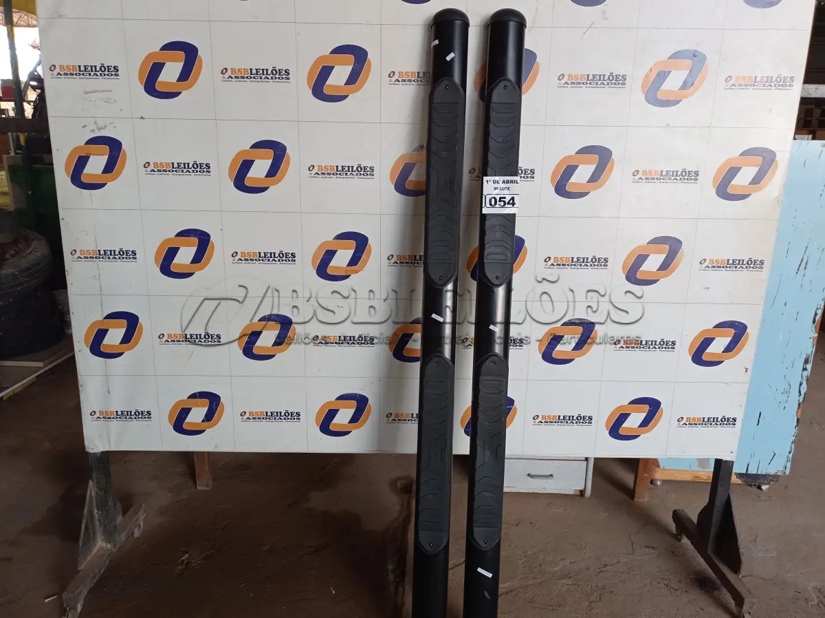 LOTE 054 - 01 PAR DE ESTRIBOS PARA CAMIONETE. (NO ESTADO) ATENÇÃO! FAZER A VISITAÇÃO ANTES DE ARREMATAR, NÃO SABEMOS SE FUNCIONA. LEILÃO NÃO TEM GARANTIA E NEM DEVOLUÇÃO, SUJEITO A POSSÍVEIS AVARIAS VISÍVEIS/OCULTAS E/OU AUSÊNCIA DE COMPONENTES.