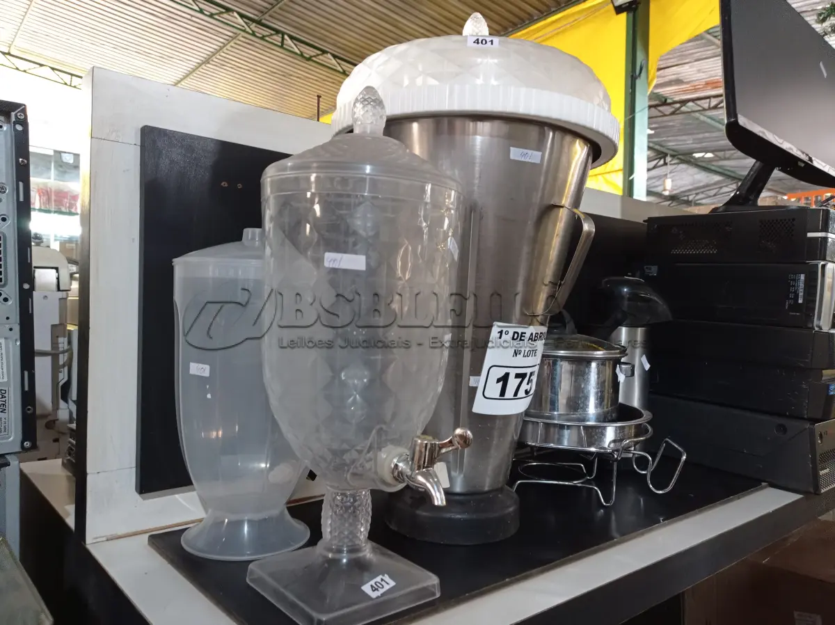 LOTE 175 - 02 CRISTALEIRAS, 01 BOLEIRA, 01 GARRAFA DE CAFÉ, 01 PANELA, 01 FONDUE INCOMPLETO E 01 COPO DE LIQUIDIFICADOR INDUSTRIAL. (NO ESTADO) ATENÇÃO! FAZER A VISITAÇÃO ANTES DE ARREMATAR, NÃO SABEMOS SE FUNCIONA. LEILÃO NÃO TEM GARANTIA E NEM DEVOLUÇÃO, SUJEITO A POSSÍVEIS AVARIAS VISÍVEIS/OCULTAS E/OU AUSÊNCIA DE COMPONENTES.