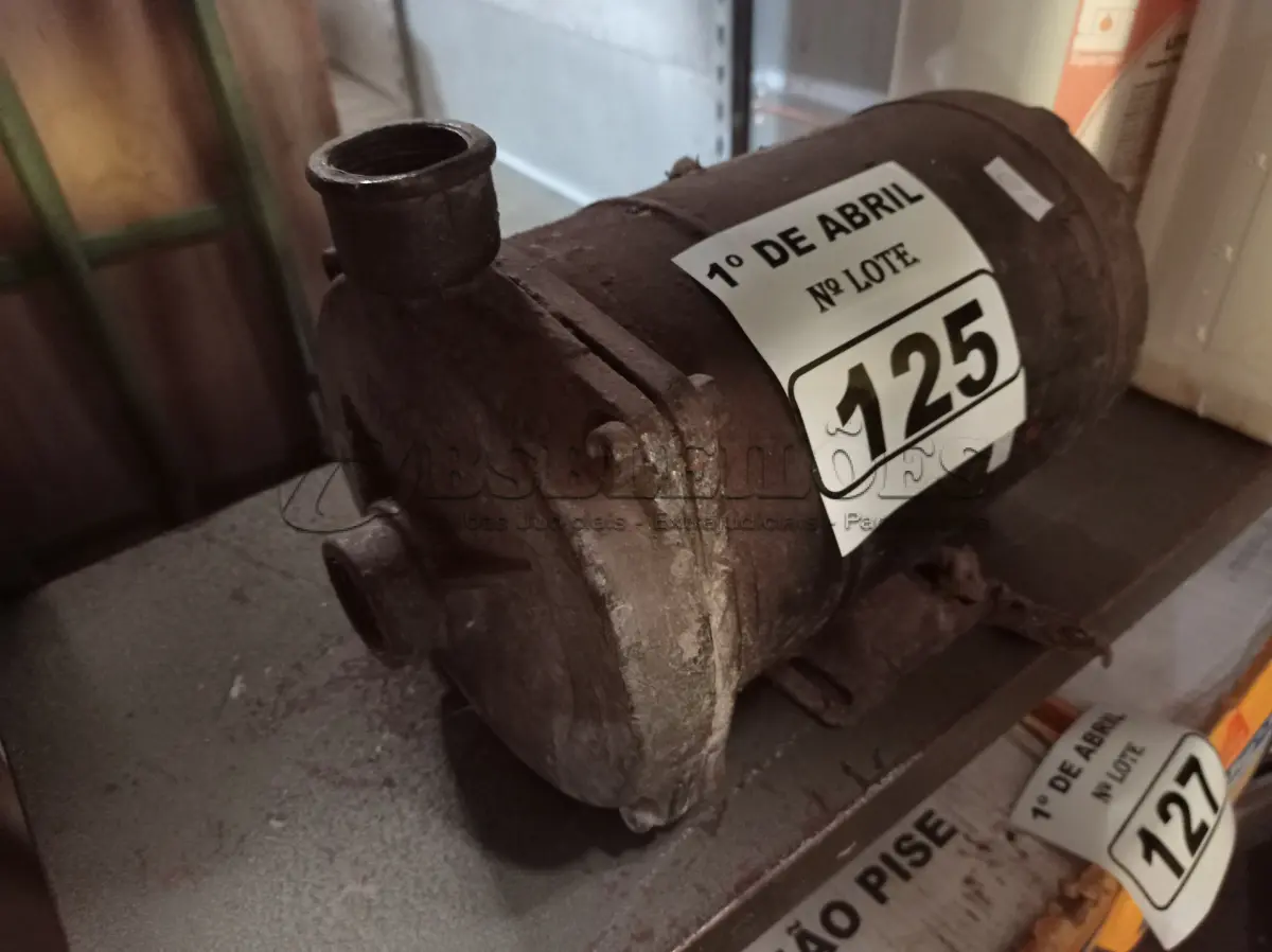 LOTE 125 - 01 MOTOR ELÉTRICO. (NO ESTADO) ATENÇÃO! FAZER A VISITAÇÃO ANTES DE ARREMATAR, NÃO SABEMOS SE FUNCIONA. LEILÃO NÃO TEM GARANTIA E NEM DEVOLUÇÃO, SUJEITO A POSSÍVEIS AVARIAS VISÍVEIS/OCULTAS E/OU AUSÊNCIA DE COMPONENTES.