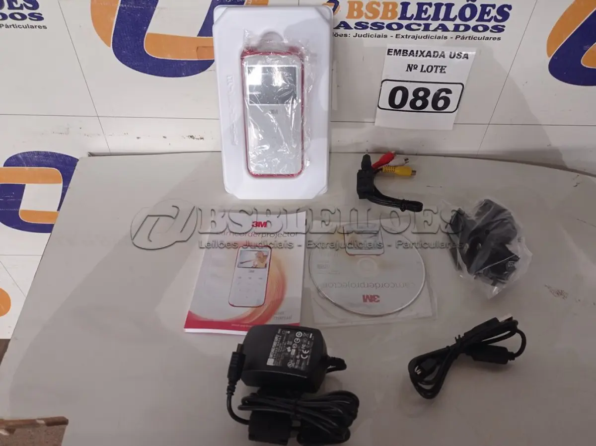 LOTE 086 - 01 PROJETOR FILMADORA 3M. (NO ESTADO) (CAMCORDER) AV9702C