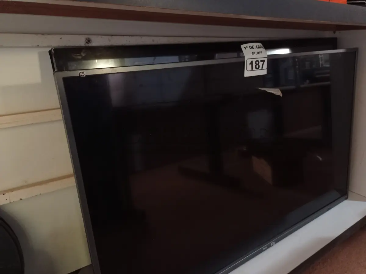 LOTE 187 - 02 TV’S MARCAS E MODELOS DIVERSOS PARA RETIRADA DE PEÇAS. (NO ESTADO) ATENÇÃO! FAZER A VISITAÇÃO ANTES DE ARREMATAR, NÃO SABEMOS SE FUNCIONA. LEILÃO NÃO TEM GARANTIA E NEM DEVOLUÇÃO, SUJEITO A POSSÍVEIS AVARIAS VISÍVEIS/OCULTAS E/OU AUSÊNCIA DE COMPONENTES.