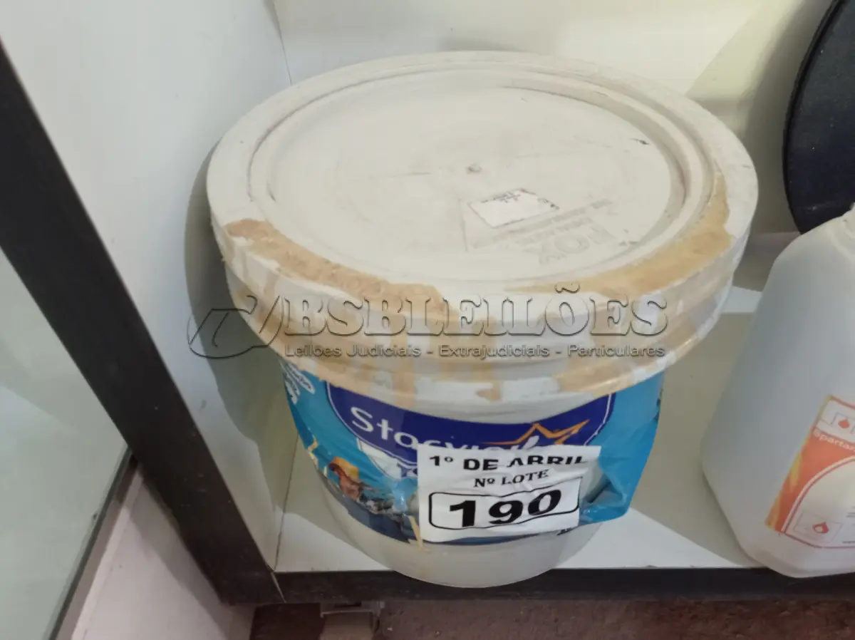 LOTE 190 - 01 BALDE DE MASSA ACRÍLICA STAR VINIL 25KG. (NO ESTADO) ATENÇÃO! FAZER A VISITAÇÃO ANTES DE ARREMATAR, NÃO SABEMOS SE FUNCIONA. LEILÃO NÃO TEM GARANTIA E NEM DEVOLUÇÃO, SUJEITO A POSSÍVEIS AVARIAS VISÍVEIS/OCULTAS E/OU AUSÊNCIA DE COMPONENTES.