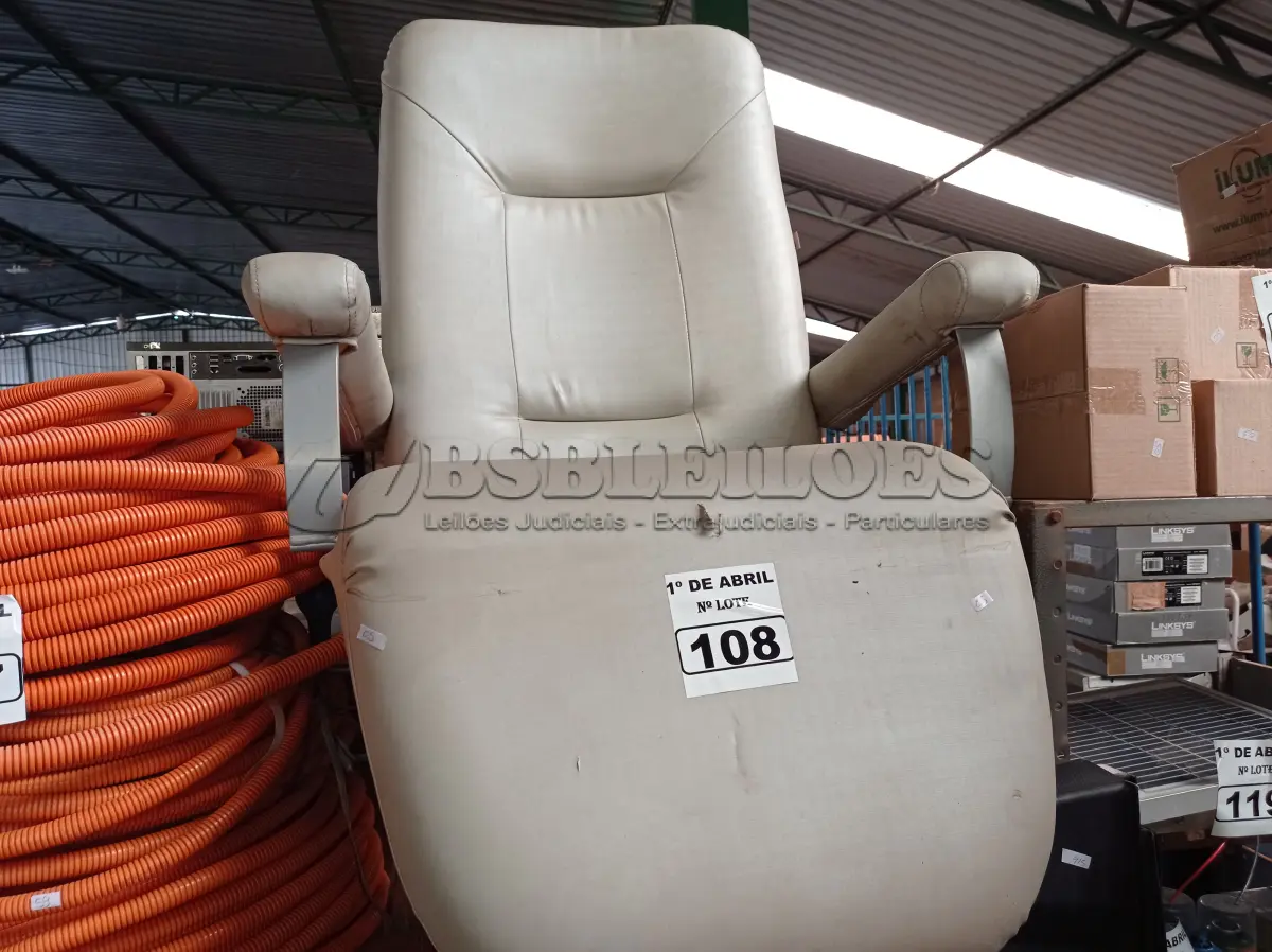 LOTE 108 - 01 POLTRONA PARA DESCANSO RECLINÁVEL. (NO ESTADO) ATENÇÃO! FAZER A VISITAÇÃO ANTES DE ARREMATAR, NÃO SABEMOS SE FUNCIONA. LEILÃO NÃO TEM GARANTIA E NEM DEVOLUÇÃO, SUJEITO A POSSÍVEIS AVARIAS VISÍVEIS/OCULTAS E/OU AUSÊNCIA DE COMPONENTES.