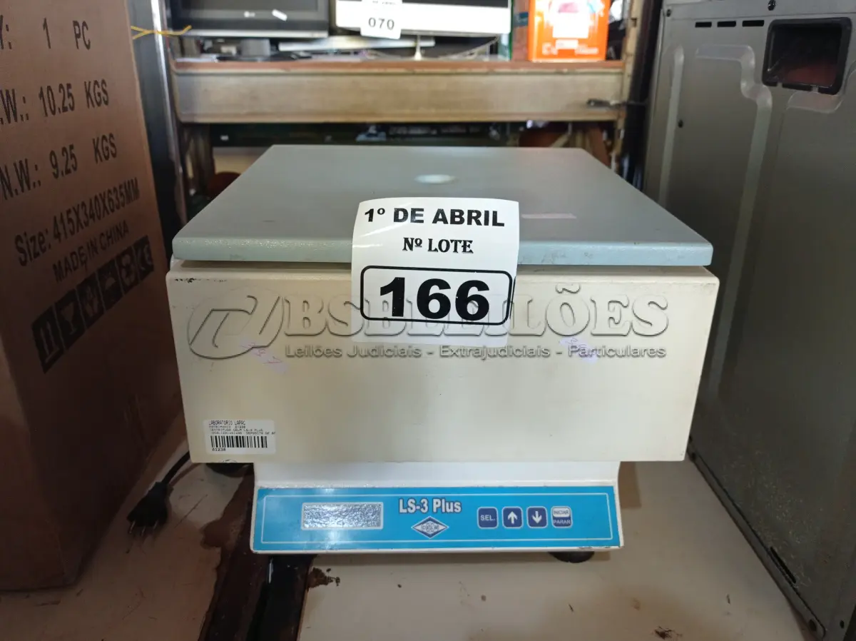 LOTE 166 - 01 CENTRIFUGA PARA LABORATÓRIO. (NO ESTADO) ATENÇÃO! FAZER A VISITAÇÃO ANTES DE ARREMATAR, NÃO SABEMOS SE FUNCIONA. LEILÃO NÃO TEM GARANTIA E NEM DEVOLUÇÃO, SUJEITO A POSSÍVEIS AVARIAS VISÍVEIS/OCULTAS E/OU AUSÊNCIA DE COMPONENTES.