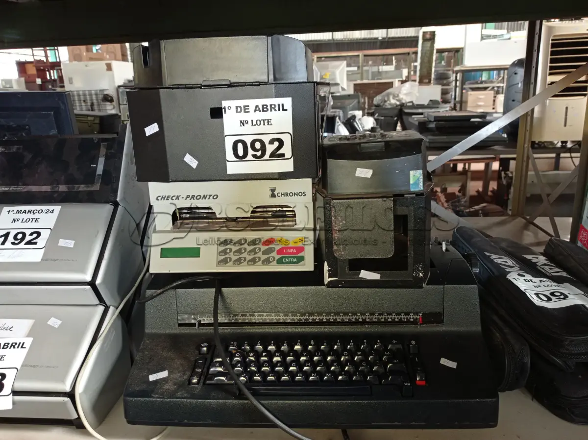 LOTE 092 - 01 MÁQUINA DE ESCREVER, 02 RELÓGIOS DE PONTO E 01 IMPRESSORA DE CHEQUES. (NO ESTADO) ATENÇÃO! FAZER A VISITAÇÃO ANTES DE ARREMATAR, NÃO SABEMOS SE FUNCIONA. LEILÃO NÃO TEM GARANTIA E NEM DEVOLUÇÃO, SUJEITO A POSSÍVEIS AVARIAS VISÍVEIS/OCULTAS E/OU AUSÊNCIA DE COMPONENTES.
