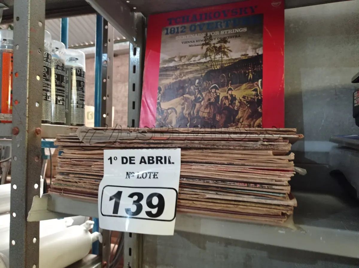 LOTE 139 - 01 LOTE COM VÁRIOS DISCOS DE VINIL. (NO ESTADO) ATENÇÃO! FAZER A VISITAÇÃO ANTES DE ARREMATAR, NÃO SABEMOS SE FUNCIONA. LEILÃO NÃO TEM GARANTIA E NEM DEVOLUÇÃO, SUJEITO A POSSÍVEIS AVARIAS VISÍVEIS/OCULTAS E/OU AUSÊNCIA DE COMPONENTES.