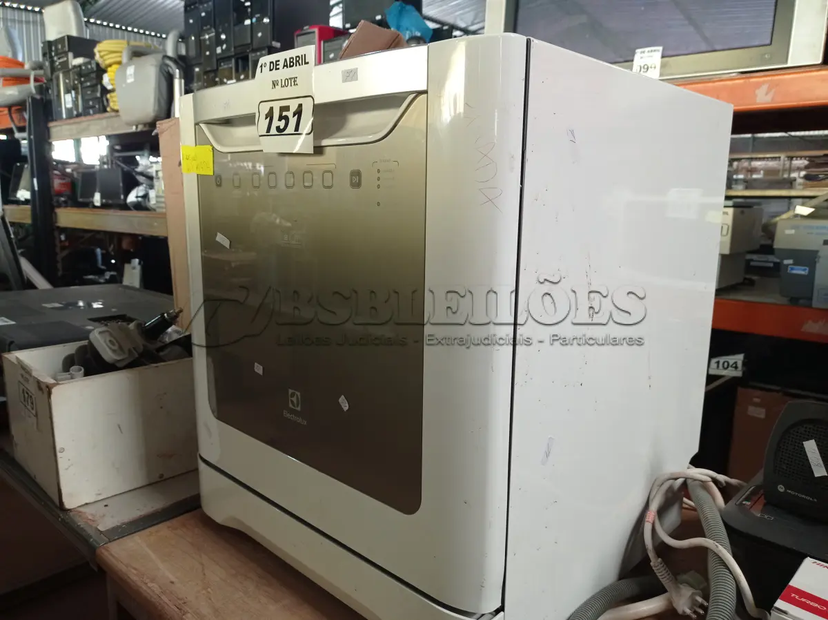 LOTE 151 - 01 LAVA LOUÇAS MARCA ELECTROLUX. (NO ESTADO) ATENÇÃO! FAZER A VISITAÇÃO ANTES DE ARREMATAR, NÃO SABEMOS SE FUNCIONA. LEILÃO NÃO TEM GARANTIA E NEM DEVOLUÇÃO, SUJEITO A POSSÍVEIS AVARIAS VISÍVEIS/OCULTAS E/OU AUSÊNCIA DE COMPONENTES.
