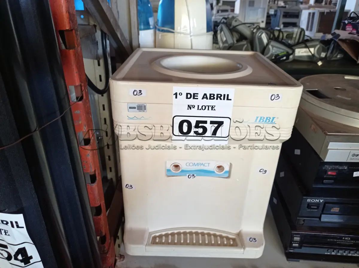 LOTE 057 - BEBEDOURO PARA GARRAFÃO MARCA IBBL. (NO ESTADO) ATENÇÃO! FAZER A VISITAÇÃO ANTES DE ARREMATAR, NÃO SABEMOS SE FUNCIONA. LEILÃO NÃO TEM GARANTIA E NEM DEVOLUÇÃO, SUJEITO A POSSÍVEIS AVARIAS VISÍVEIS/OCULTAS E/OU AUSÊNCIA DE COMPONENTES.