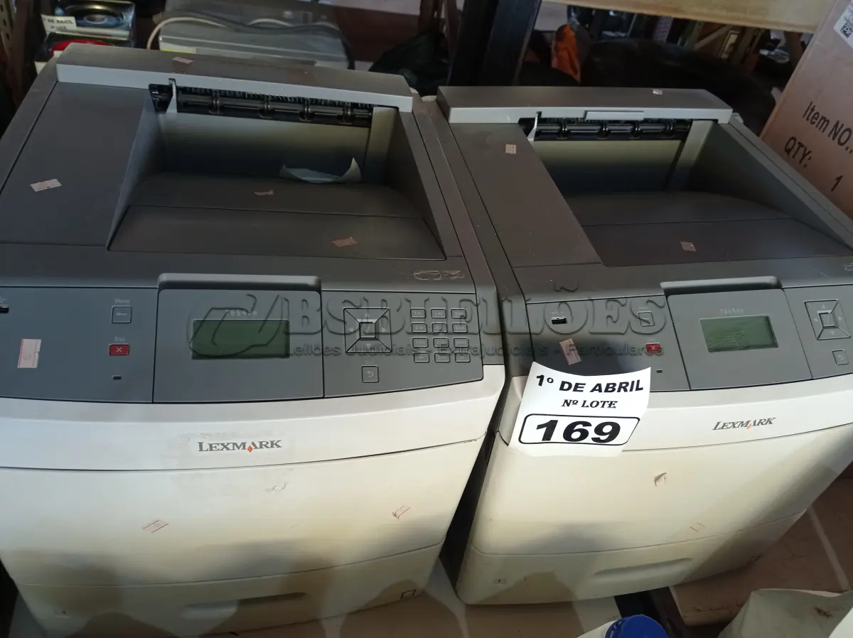 LOTE 169 - 02 IMPRESSORAS A LASER MARCAS LEXMARK MODELO T654DN. (NO ESTADO) ATENÇÃO! FAZER A VISITAÇÃO ANTES DE ARREMATAR, NÃO SABEMOS SE FUNCIONA. LEILÃO NÃO TEM GARANTIA E NEM DEVOLUÇÃO, SUJEITO A POSSÍVEIS AVARIAS VISÍVEIS/OCULTAS E/OU AUSÊNCIA DE COMPONENTES.