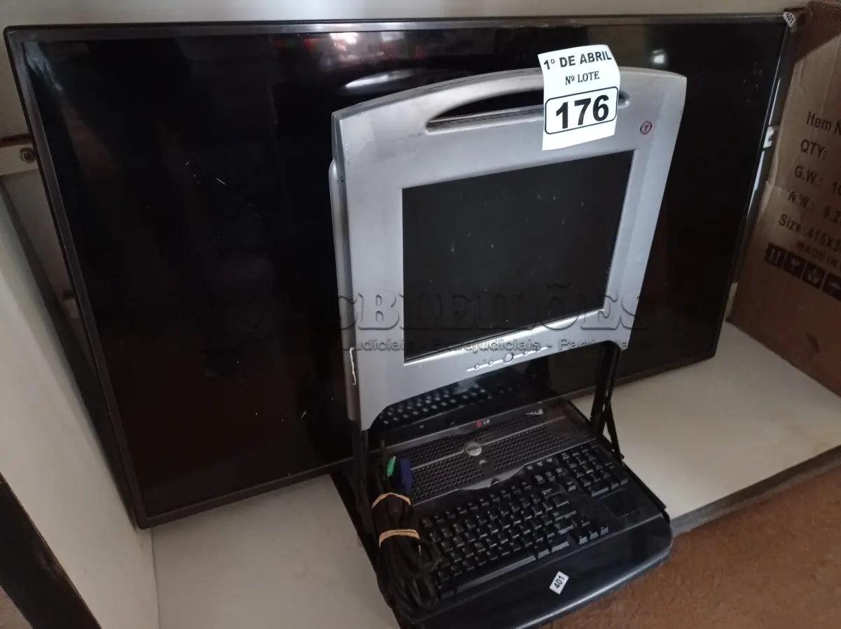 LOTE 176 - 01 TV LG E 01 MONITOR/TECLADO PARA RACK. (NO ESTADO) ATENÇÃO! FAZER A VISITAÇÃO ANTES DE ARREMATAR, NÃO SABEMOS SE FUNCIONA. LEILÃO NÃO TEM GARANTIA E NEM DEVOLUÇÃO, SUJEITO A POSSÍVEIS AVARIAS VISÍVEIS/OCULTAS E/OU AUSÊNCIA DE COMPONENTES.