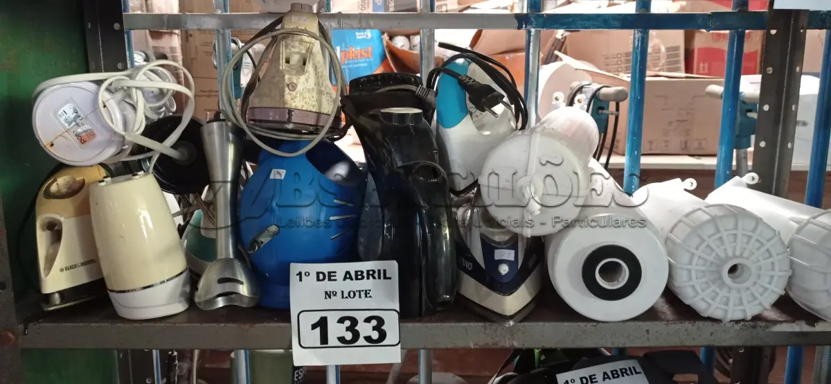 LOTE 133 - 03 FILTROS PARA CAIXA D’AGUA TIPO CAVALETE, VÁRIOS FERROS DE PASSAR ROUPAS E UTENSÍLIOS DIVERSOS. (NO ESTADO) ATENÇÃO! FAZER A VISITAÇÃO ANTES DE ARREMATAR, NÃO SABEMOS SE FUNCIONA. LEILÃO NÃO TEM GARANTIA E NEM DEVOLUÇÃO, SUJEITO A POSSÍVEIS AVARIAS VISÍVEIS/OCULTAS E/OU AUSÊNCIA DE COMPONENTES.