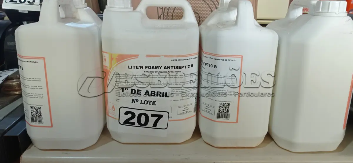 LOTE 207 - 20 LITROS DE SABONETE DE ESPUMA ANTISSÉPTICO. (NO ESTADO) ATENÇÃO! FAZER A VISITAÇÃO ANTES DE ARREMATAR, NÃO SABEMOS SE FUNCIONA. LEILÃO NÃO TEM GARANTIA E NEM DEVOLUÇÃO, SUJEITO A POSSÍVEIS AVARIAS VISÍVEIS/OCULTAS E/OU AUSÊNCIA DE COMPONENTES.