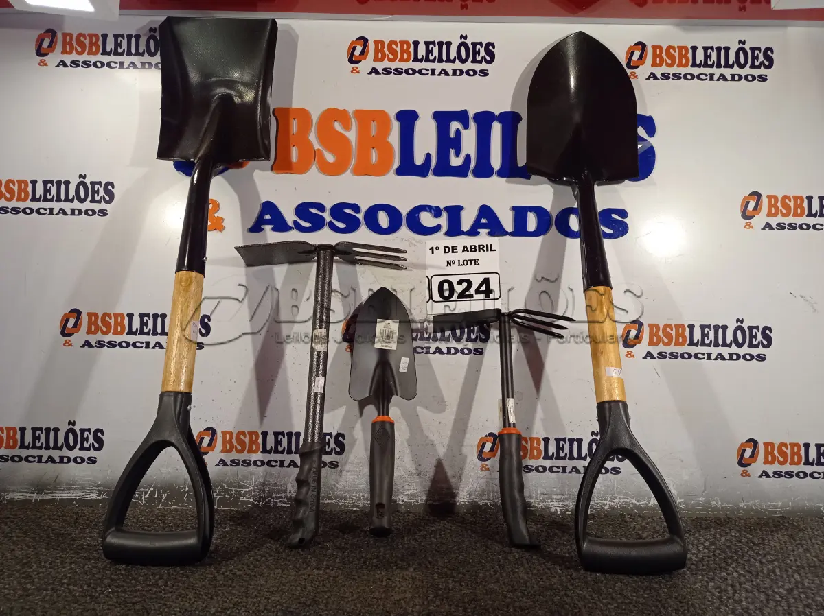 LOTE 024 - 02 PÁS, 01 ESPÁTULA E 02 SACHOS PARA JARDINAGEM. (NO ESTADO) ATENÇÃO! FAZER A VISITAÇÃO ANTES DE ARREMATAR, NÃO SABEMOS SE FUNCIONA. LEILÃO NÃO TEM GARANTIA E NEM DEVOLUÇÃO, SUJEITO A POSSÍVEIS AVARIAS VISÍVEIS/OCULTAS E/OU AUSÊNCIA DE COMPONENTES.