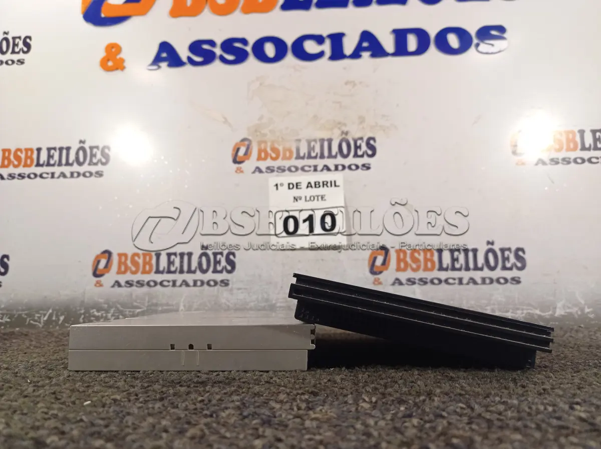 LOTE 010 - 02 PS2 PARA RETIRADA DE PEÇAS. (NO ESTADO) ATENÇÃO! FAZER A VISITAÇÃO ANTES DE ARREMATAR, NÃO SABEMOS SE FUNCIONA. LEILÃO NÃO TEM GARANTIA E NEM DEVOLUÇÃO, SUJEITO A POSSÍVEIS AVARIAS VISÍVEIS/OCULTAS E/OU AUSÊNCIA DE COMPONENTES.