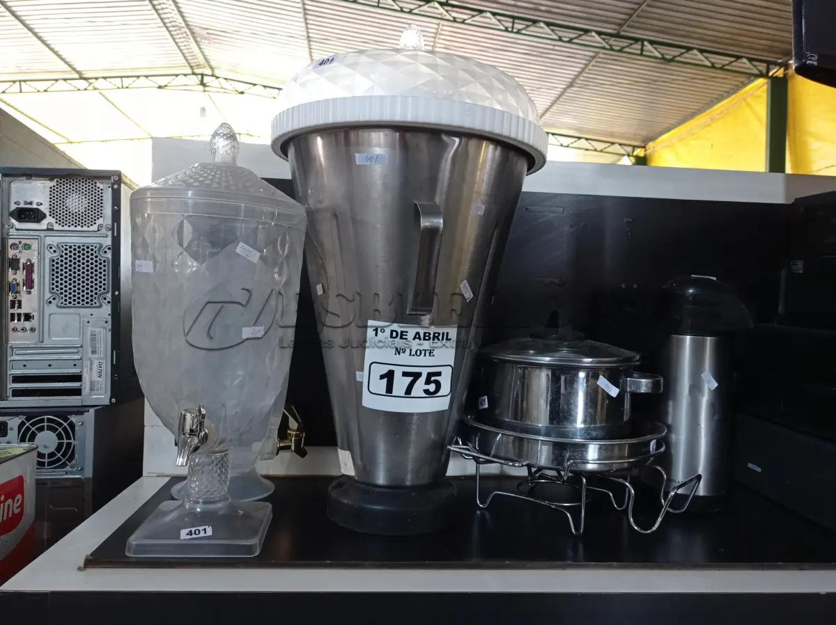 LOTE 175 - 02 CRISTALEIRAS, 01 BOLEIRA, 01 GARRAFA DE CAFÉ, 01 PANELA, 01 FONDUE INCOMPLETO E 01 COPO DE LIQUIDIFICADOR INDUSTRIAL. (NO ESTADO) ATENÇÃO! FAZER A VISITAÇÃO ANTES DE ARREMATAR, NÃO SABEMOS SE FUNCIONA. LEILÃO NÃO TEM GARANTIA E NEM DEVOLUÇÃO, SUJEITO A POSSÍVEIS AVARIAS VISÍVEIS/OCULTAS E/OU AUSÊNCIA DE COMPONENTES.