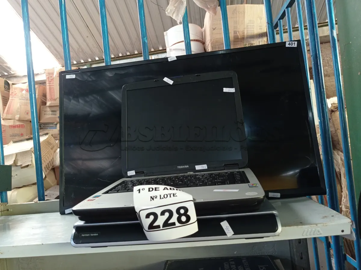 LOTE 228 - 01 TV E 02 NOTEBOOK’S MARCAS E MODELOS DIVERSOS PARA RETIRADA DE PEÇAS. (NO ESTADO) ATENÇÃO! FAZER A VISITAÇÃO ANTES DE ARREMATAR, NÃO SABEMOS SE FUNCIONA. LEILÃO NÃO TEM GARANTIA E NEM DEVOLUÇÃO, SUJEITO A POSSÍVEIS AVARIAS VISÍVEIS/OCULTAS E/OU AUSÊNCIA DE COMPONENTES.